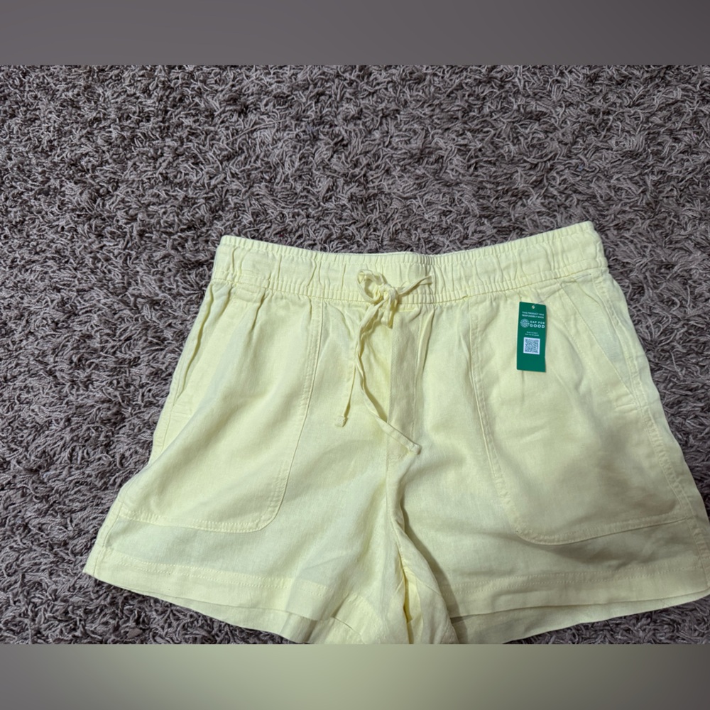 GAP Soft Yellow Casual Linen blend shorts size M. BNWT